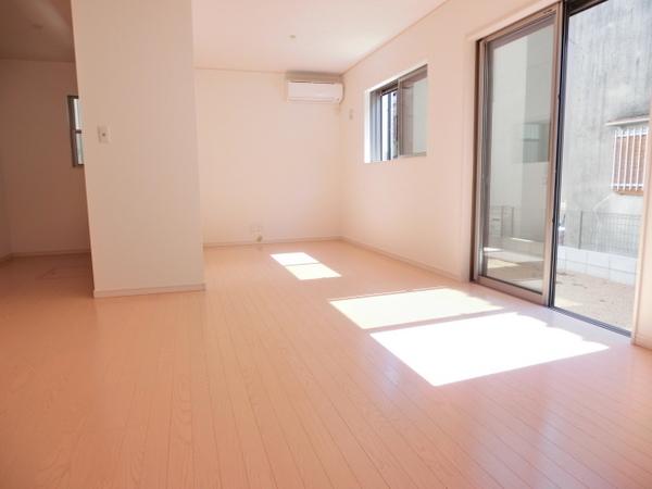 Same specifications photos (living). The company construction Living