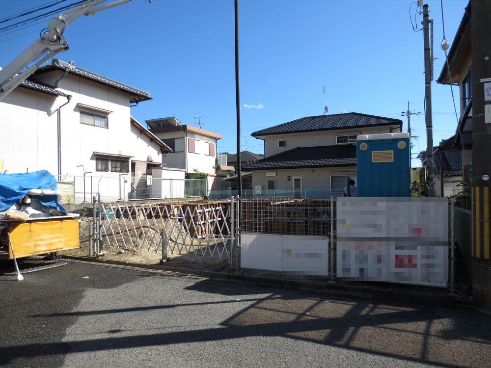 Local photos, including front road.  ■ Quiet streets ■ 