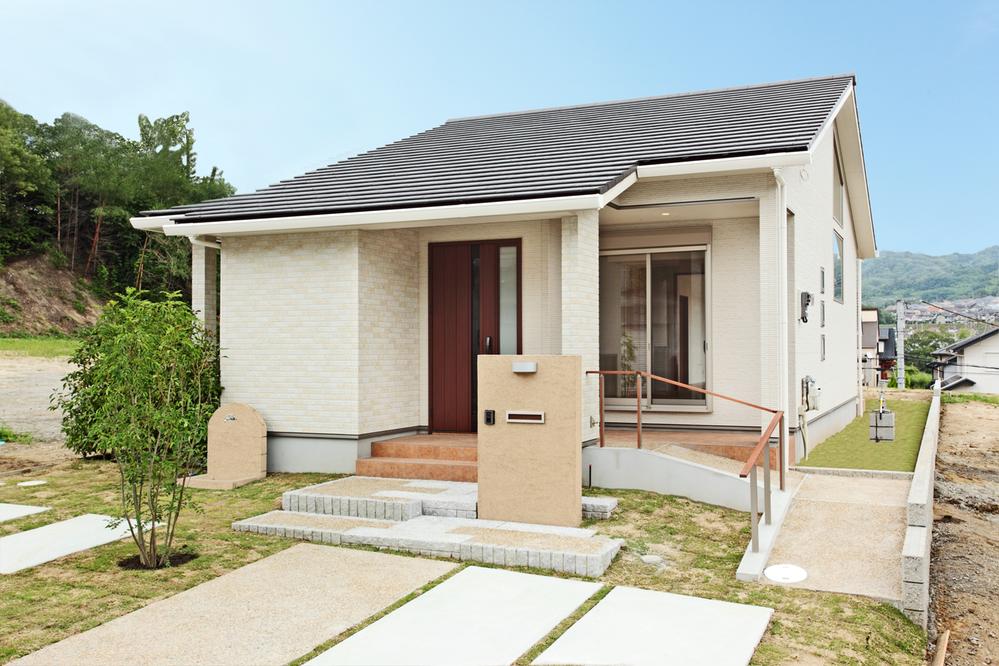 Model house photo. Appropriate to calm mansion Street, Appearance of chic design. Wide approach that follows from the front door you will be accompanied by a sense of luxury to the house (F No. land model house appearance)