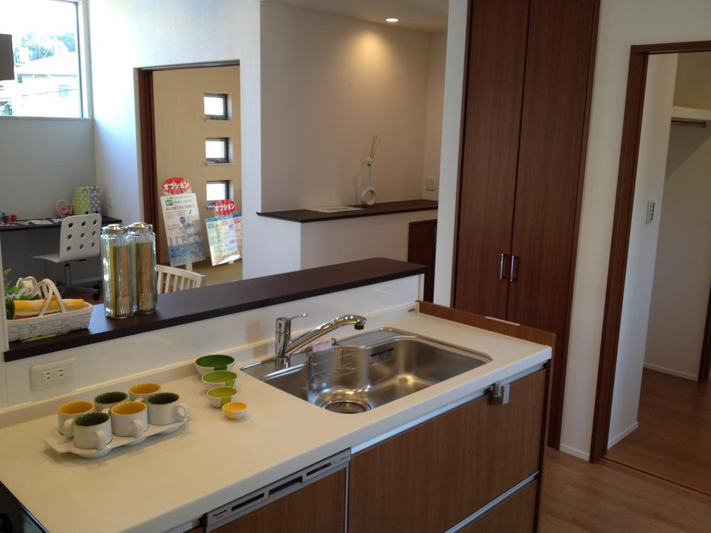 Kitchen. Popular counter kitchen to mom. In cooking is also safe will receive an eye on children (July 2013 shooting)