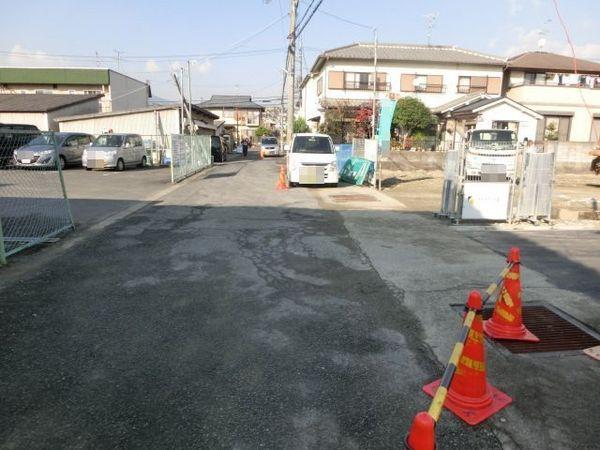 Local photos, including front road. Front road is south-facing ☆ 