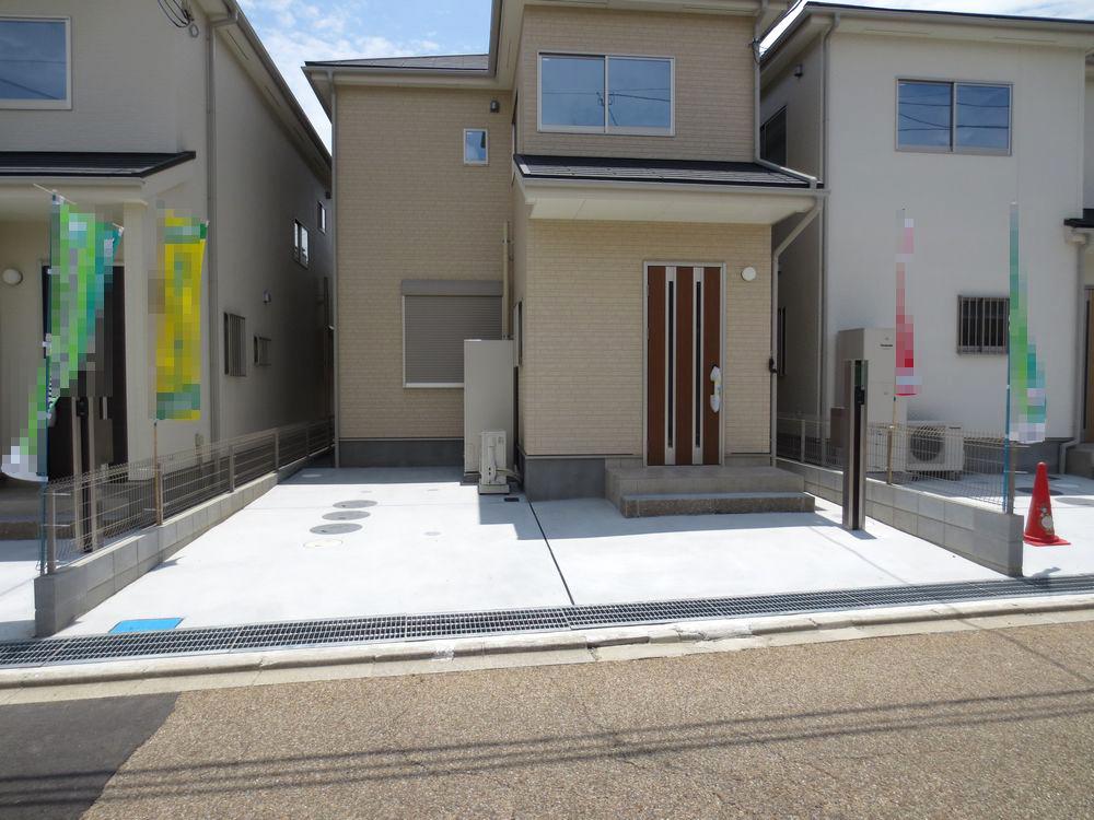 Parking lot.  ■ Parking two Allowed (3 Building parking lot) ■ 