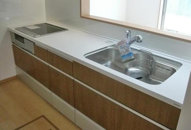 Kitchen. Face-to-face kitchen that can talk while cooking