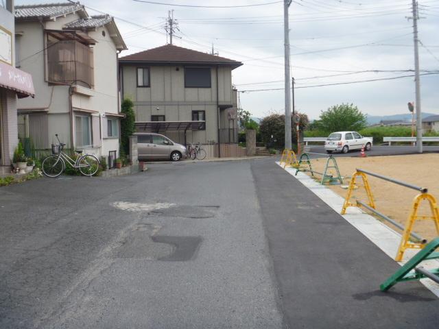 Local photos, including front road. Front road is also widely flat
