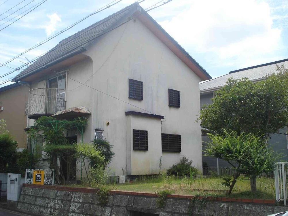 Local appearance photo. Spacious garden is located next to the next to