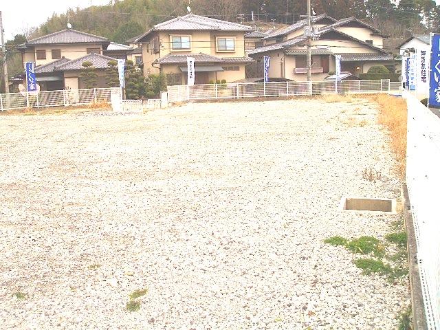 Local land photo. Local (March 2011) shooting 1 compartment 60 square meters or more of a quiet residential area. Why do not you build your own house?