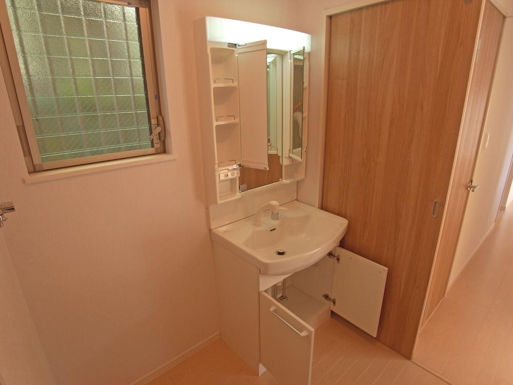 Same specifications photos (Other introspection). Same specifications washbasin