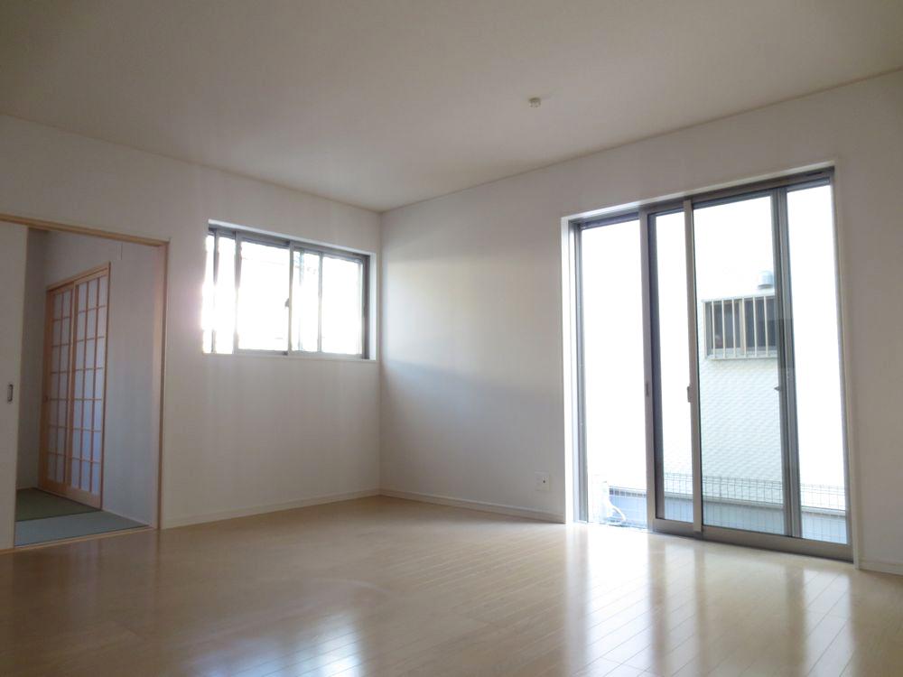 Living.  ■ Do not worry about condensation in the LOW-E pair glass use ■ 