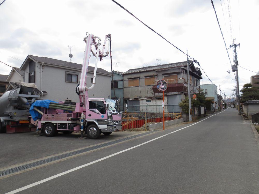 Local photos, including front road.  ■ It is the entire road 6m ■ 