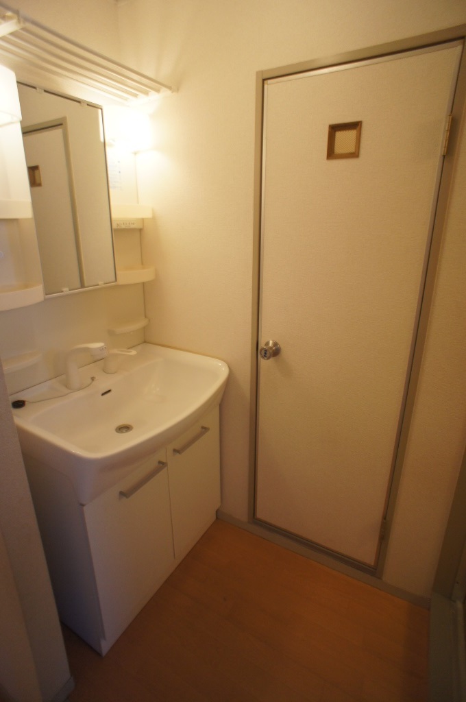 Washroom. With shampoo dresser!