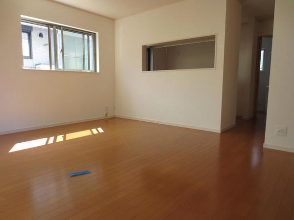 Living. ■ The window of the living room does not have to worry about condensation so we use a pair of glass (3 Gochi living) ■