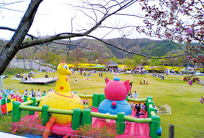 Other Environmental Photo. About 8 minutes by car from the 4000m same town until Shigisan idyllic village. Athletic Square and experience farm that takes advantage of the natural terrain, It has all the wide range of facilities, such as hiking trails. Soon it is good to be going out (photo lawn open space)