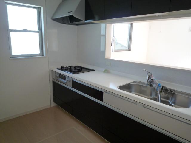 Kitchen. Quiet sink ・ Population marble top plate ・ Countertops ・ Glass top stove ・ Water purifier with a shower head