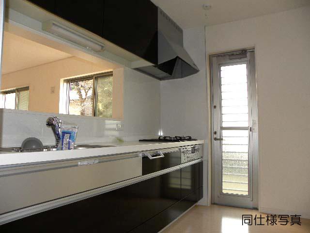 Same specifications photo (kitchen).  ■ Quiet sink, System kitchen of artificial marble top plate is equipped with water purification function ■ 