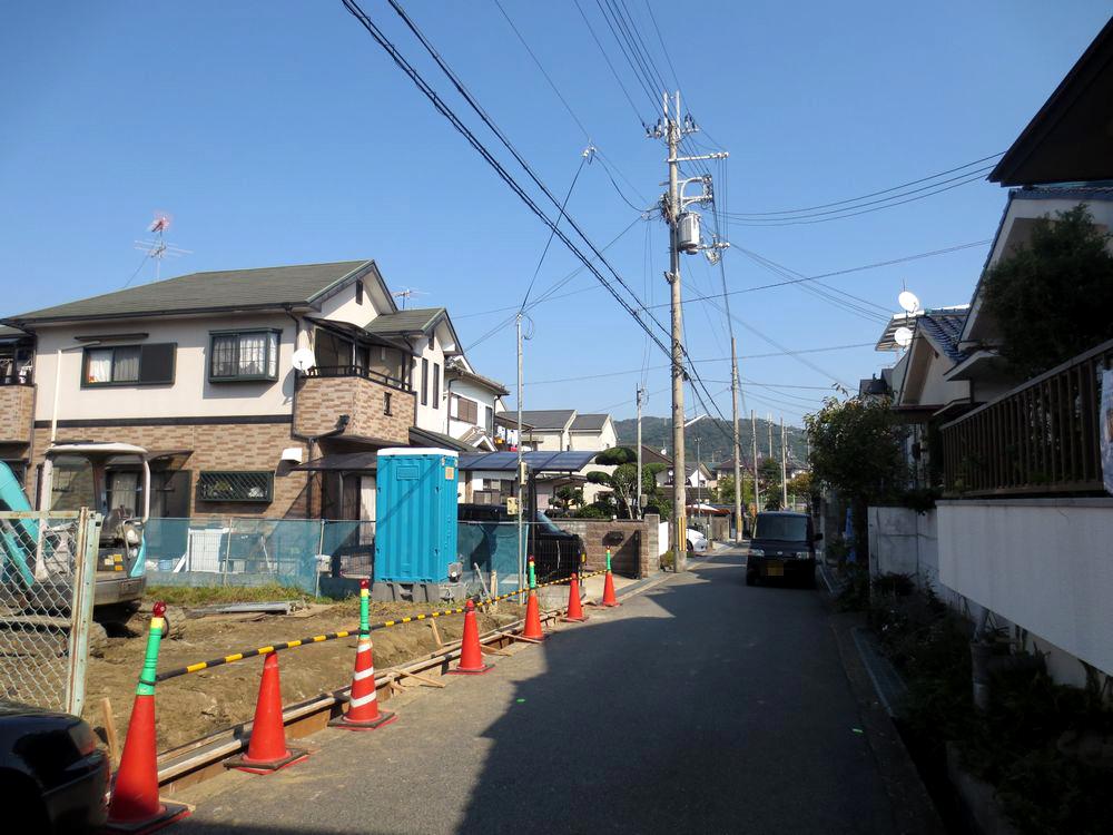 Local photos, including front road.  ■ Facing the southwest road, Day is good ■ 