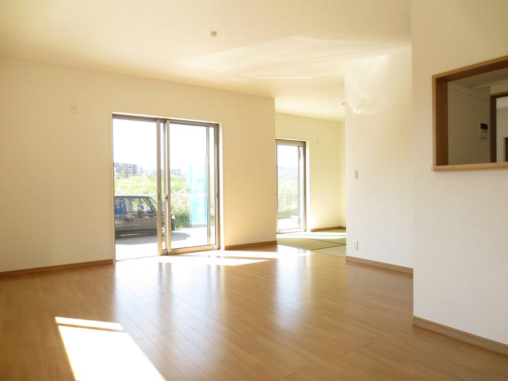 Living.  ■ Day is good to have living room facing south ■ 