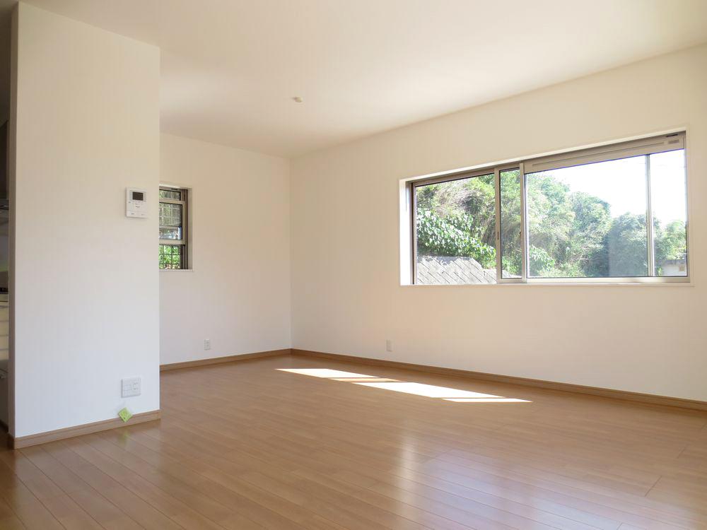 Living.  ■ Two-plane daylight, The room is very bright ■ 