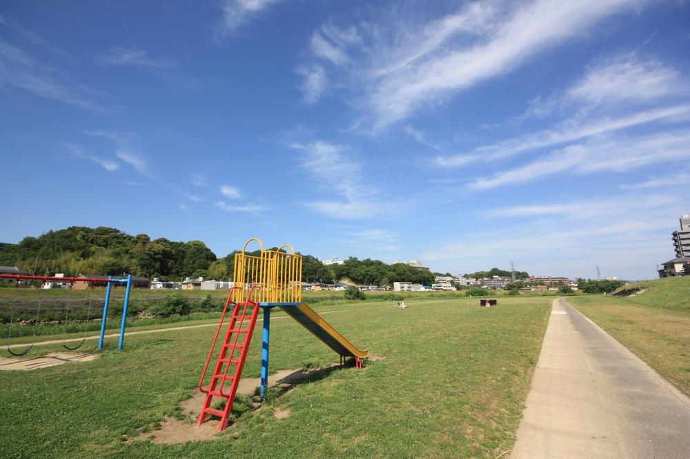 park. Yamatogawa 1005m walk about 13 minutes until the petting Square Plump long the park using the dry riverbed. Good condition has been dry riverbed in any season also beautiful lawns and flower beds, Nature also left here and there, Likely also seen the figure of a lot of wild birds.