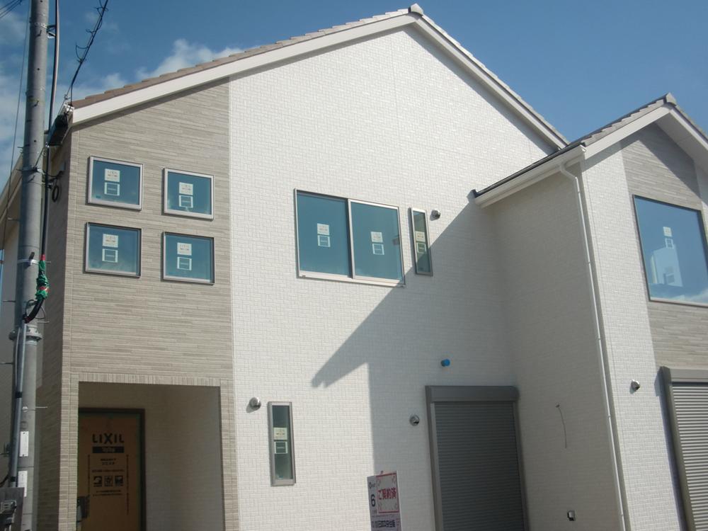 Local appearance photo. You can park your car two. Because it is open outside the structure, Open and beautiful equipped with cityscape.