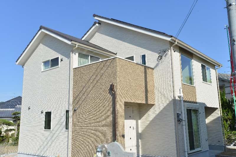 Local photos, including front road. Model house was completed.
