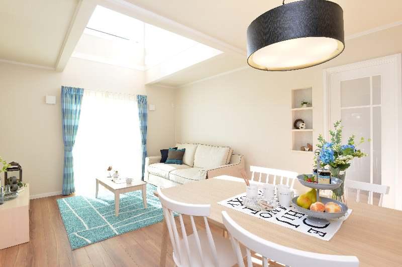 Living. It was furniture-filled model house complete! In the atrium LDK, It is very bright living.