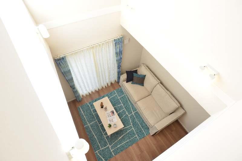 Living. Living room overlooking from 2F. Even apart see the family Sounds good