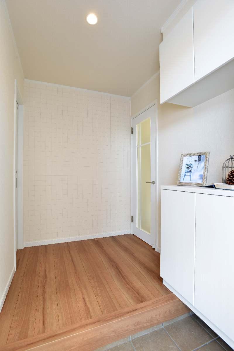 Entrance. Entrance storage You can choose from two types.