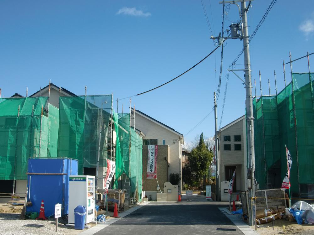 Local photos, including front road. Free Plan site