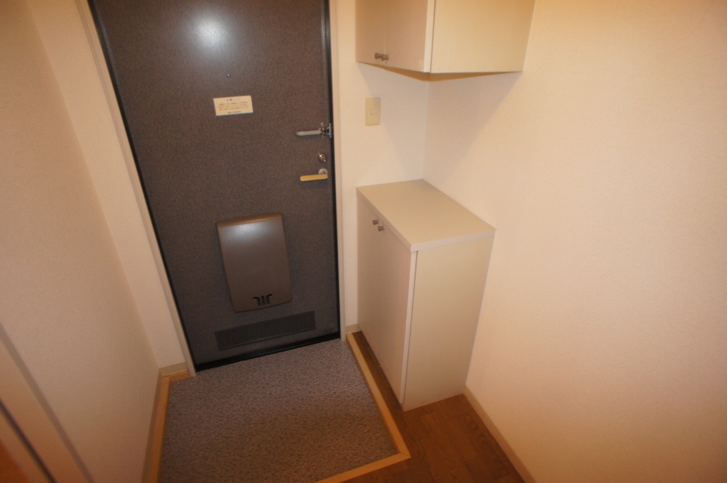 Entrance. Entrance with storage!