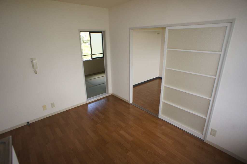 Living and room. Also available as 2LDK by removing the door!