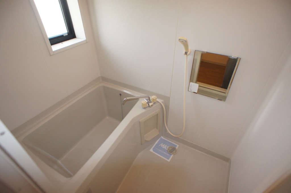 Bath. Bathing there is a window! You can ventilation ~