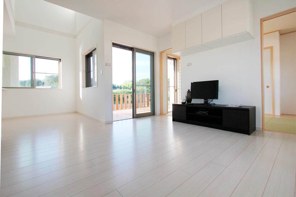 Living. Spacious south-facing living ・ dining