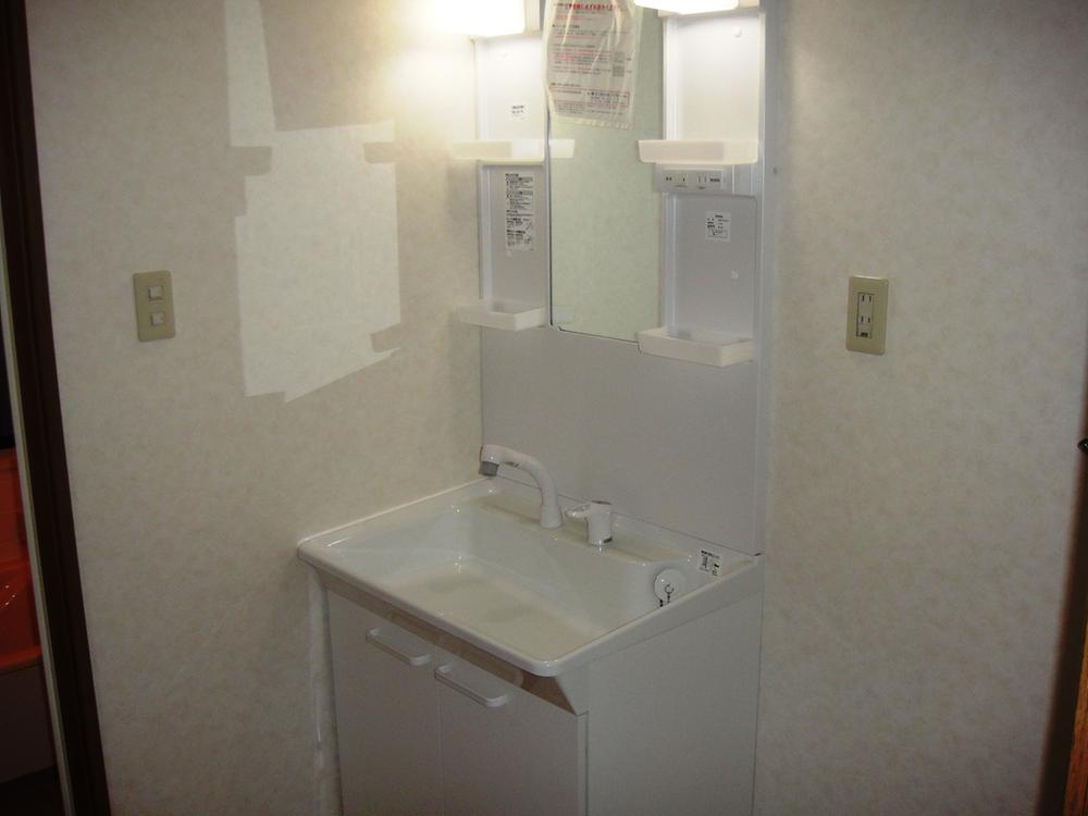 Wash basin, toilet. Indoor (12 May 2013) Shooting