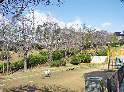 park. There is also a 1050m ground to Asahigaoka neighborhood park. Holiday is looking forward to play with dad