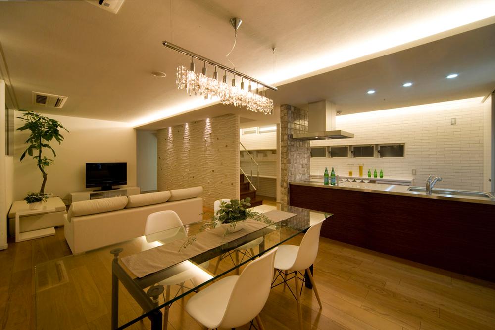 Same specifications photos (living). Kitchen beside housed in (pantry), Leading to the wash room and bathroom. Ensure smooth housework flow line while hiding the water around Same specifications indoor