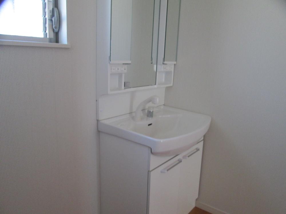 Wash basin, toilet. Hectic morning also the comfort wash room