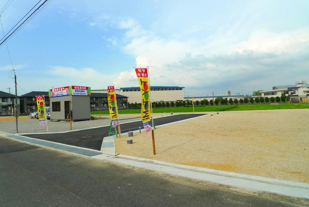 Local photos, including front road. Clean construction has been local. Since the high there is no building around, Open enough feeling