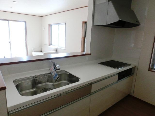 Kitchen. Face-to-face kitchen where you can enjoy a conversation with a family while cooking