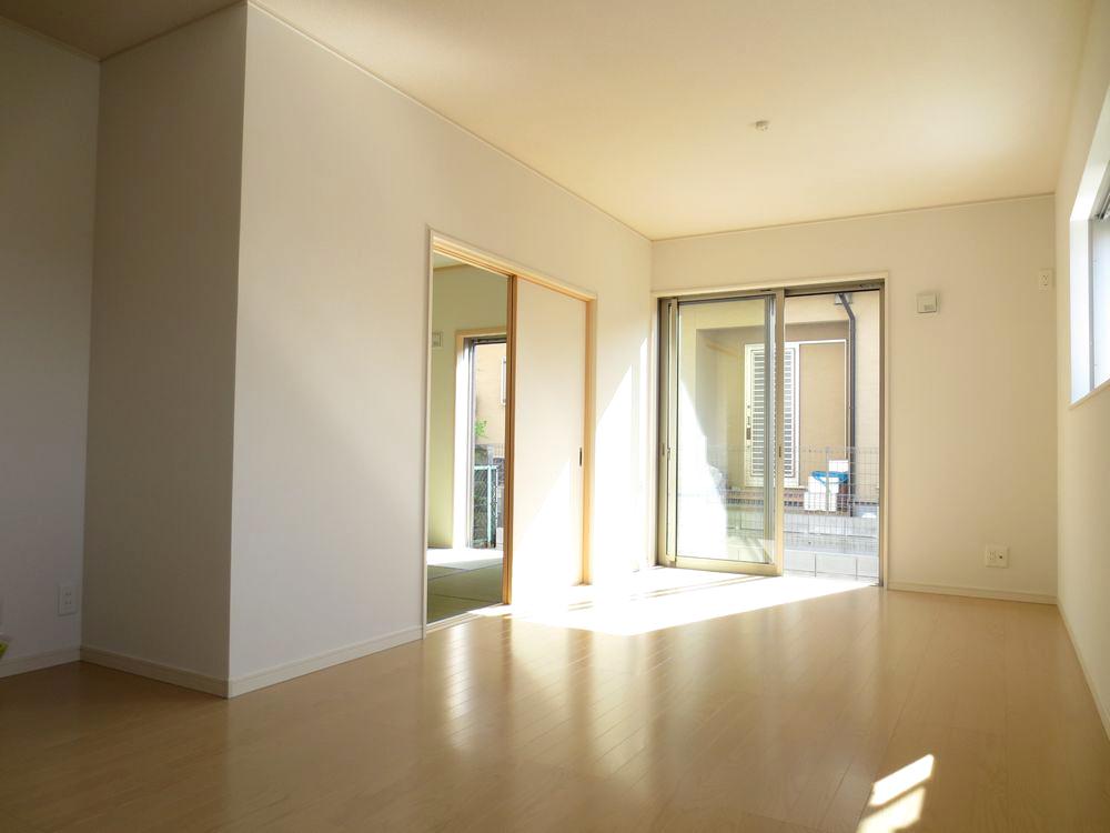 Living.  ■ Do not worry about condensation in the LOW-E pair glass use ■ 