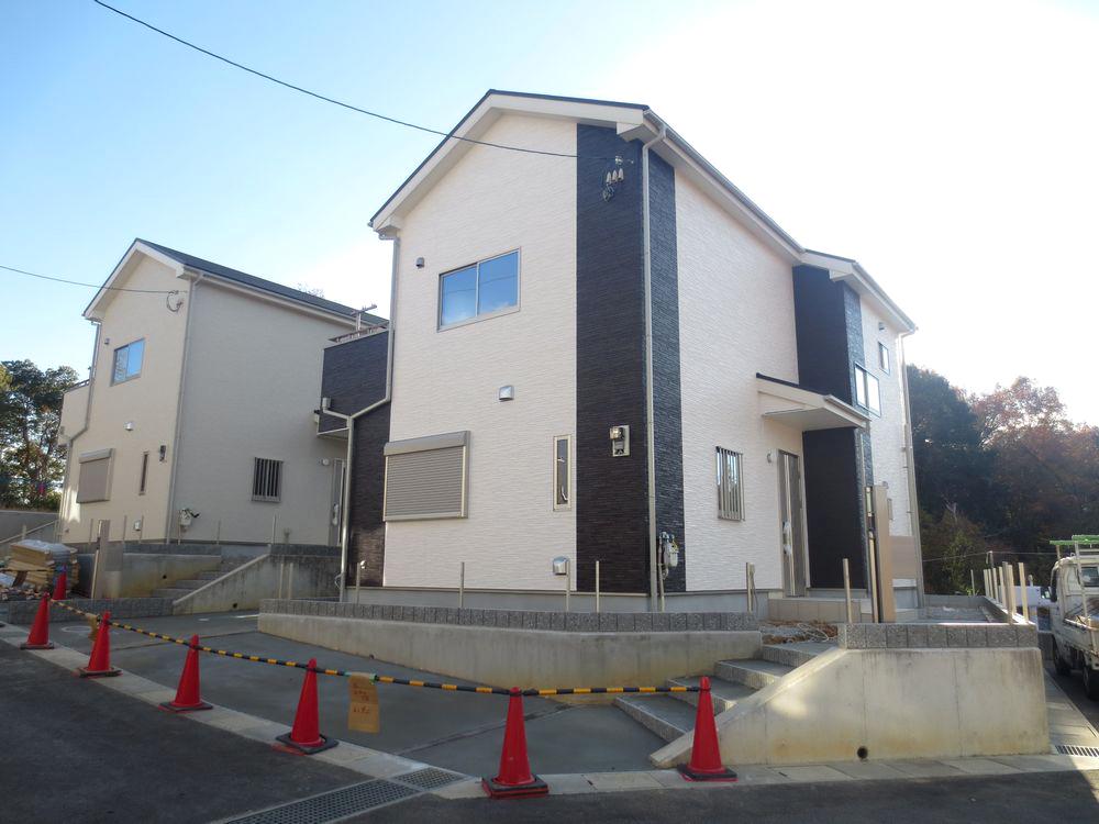 Local appearance photo. The building is already completed! Please feel free to contact us even more of the indoor tour hope ■ 4 Building is attached to the corner lot, There is a feeling of opening!  ■ 