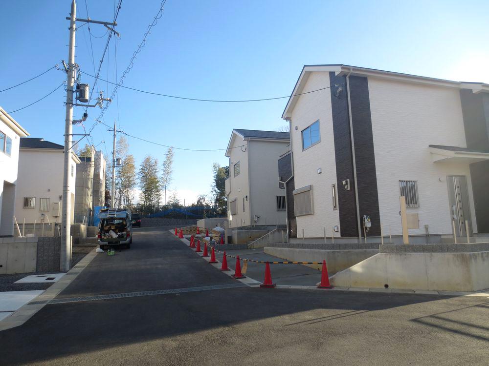 Local photos, including front road.  ■ Located on the front road spacious 6m!  ■ 