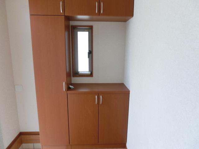 Entrance. Clean in the shoes put high-capacity front door at any time