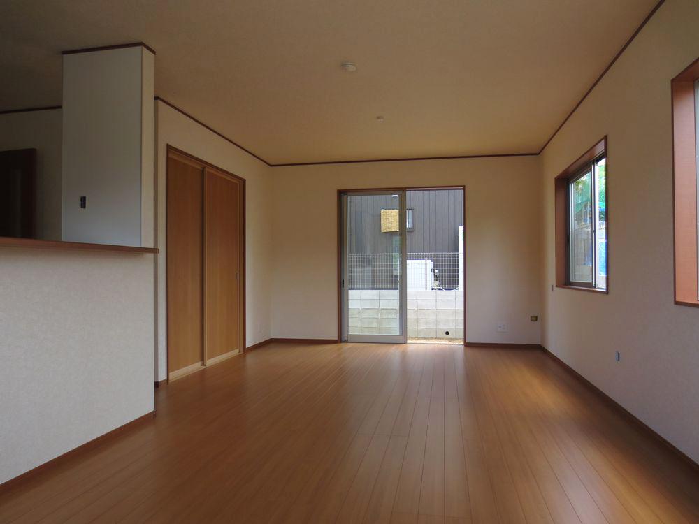 Living.  ■ Do not worry about condensation in pairs glass used (Building 3 Living) ■ 