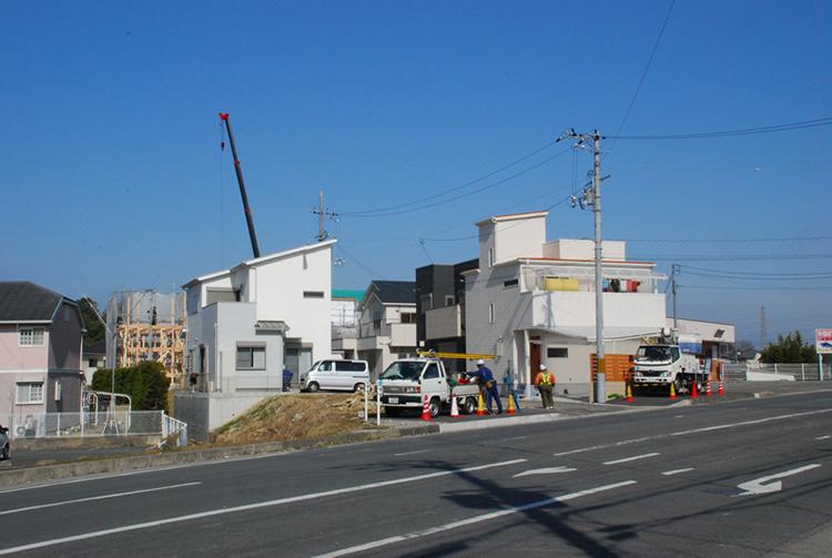 Local photos, including front road. State of the local skyline.