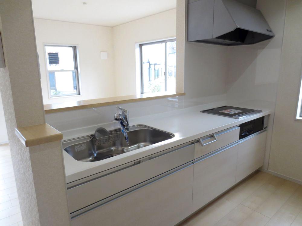 Kitchen. ■ This is a system kitchen with water purifier ■