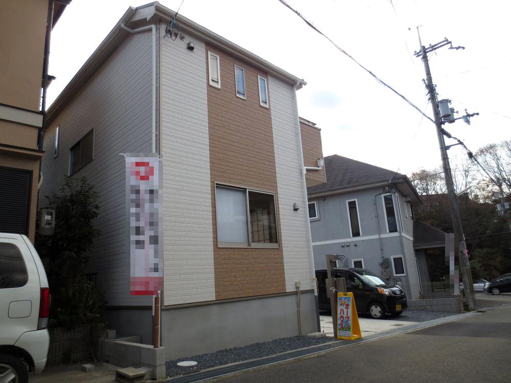 Local photos, including front road. ■ Front road: 4m ■