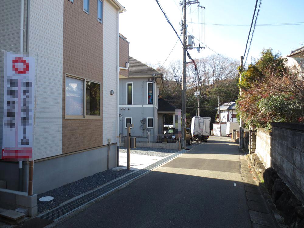 Local photos, including front road. ■ Access to the station is also useful in commuting within walking distance ■