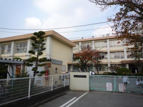 Primary school. 800m to the ear Naruminami elementary school