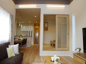 Living. Pokkapoka of living popularity of floor heating has entered. It is adjacent to the tatami corner of the small rise, It is a space of adult cool calm atmosphere. 