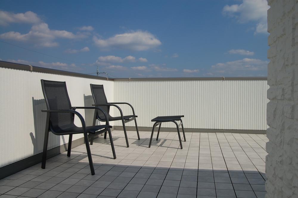 Model house photo. Stage II model house roof